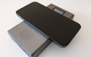 Powerbank charging a phone