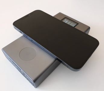 Powerbank charging a phone